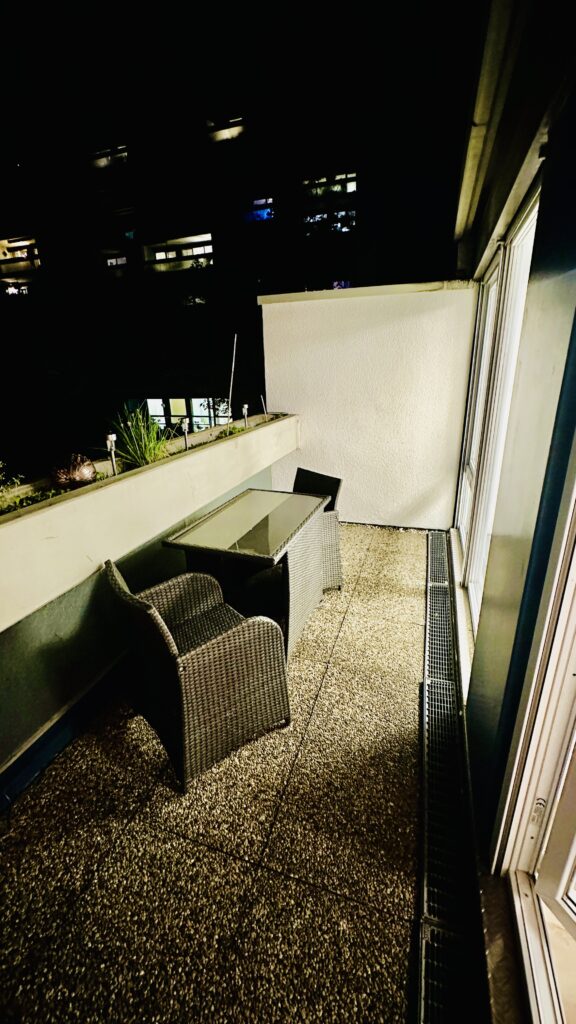 Balkon bei Nacht im Oststadt Apartment Karlsruhe mit stimmungsvoller Beleuchtung