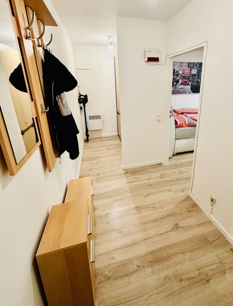 Oststadt Apartment Karlsruhe Flur mit Garderobe und Stauraum