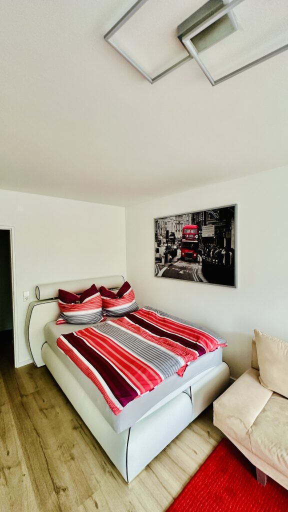 Schlafbereich im Oststadt Apartment Karlsruhe mit Doppelbett