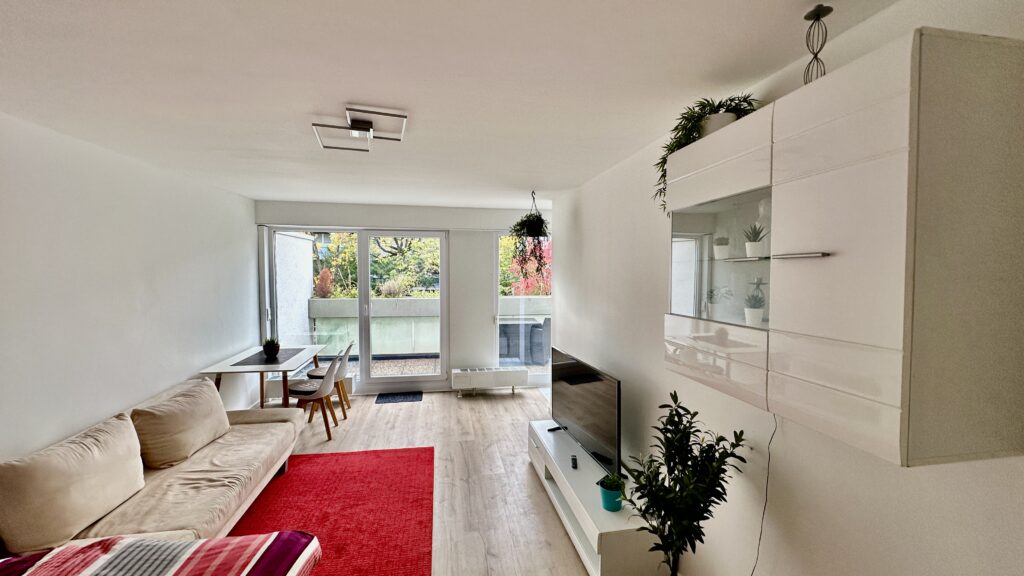 Wohnbereich im Oststadt Apartment Karlsruhe mit Sofa und Essplatz