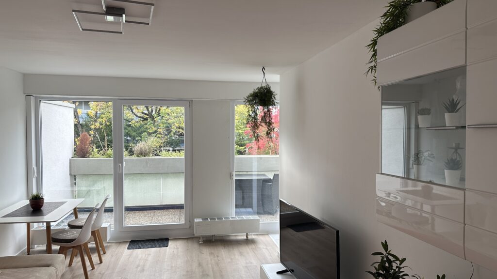 Zimmerblick im Oststadt Apartment Karlsruhe mit Balkonzugang