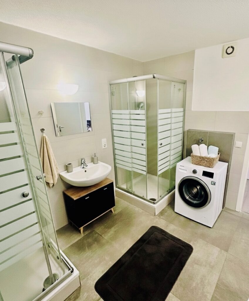Cityresidenz Karlsruhe Badezimmer mit zwei Duschen und moderner Ausstattung