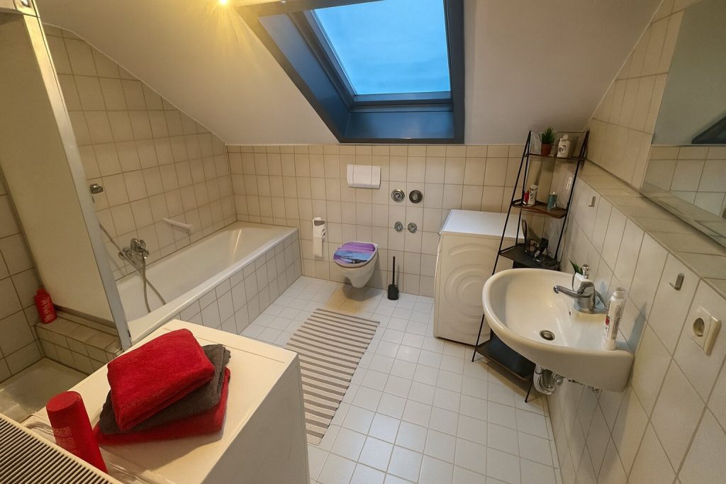 Ferienwohnung Neuburg am Rhein Badezimmer mit Badewanne und Waschmaschine