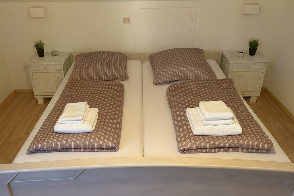 Ferienwohnung Neuburg am Rhein Schlafzimmer mit Kingsize Bett