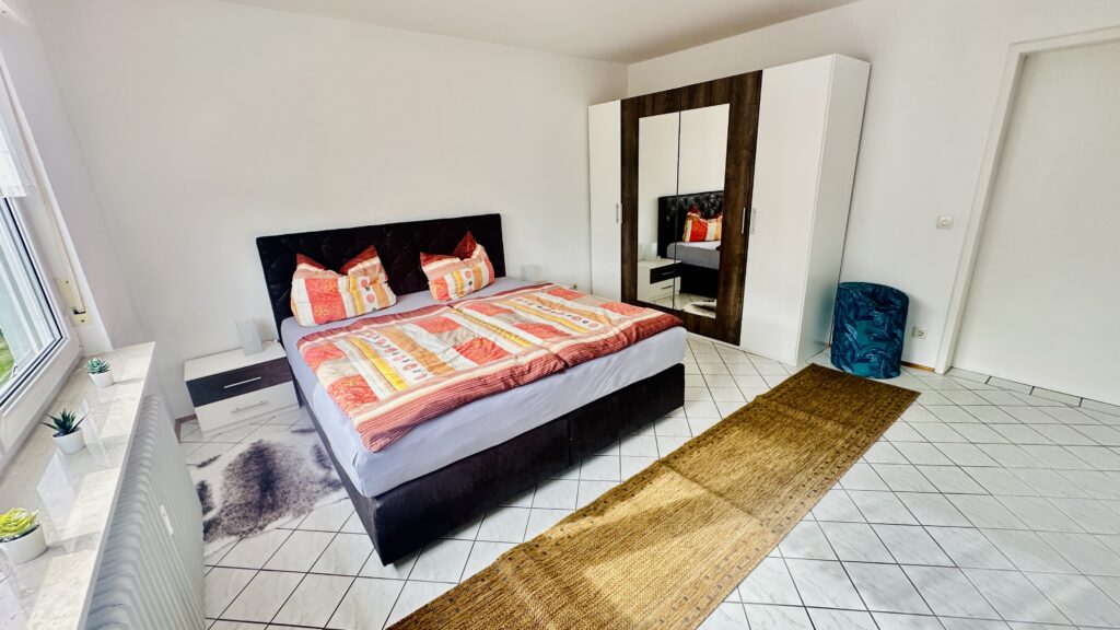 Kingsize-Bett im Schlafzimmer von Daheim am Wasserturm