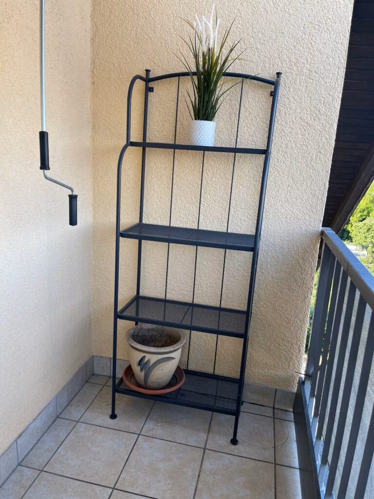Loft Karlsdorf Balkon mit Regal und Sitzmöglichkeit