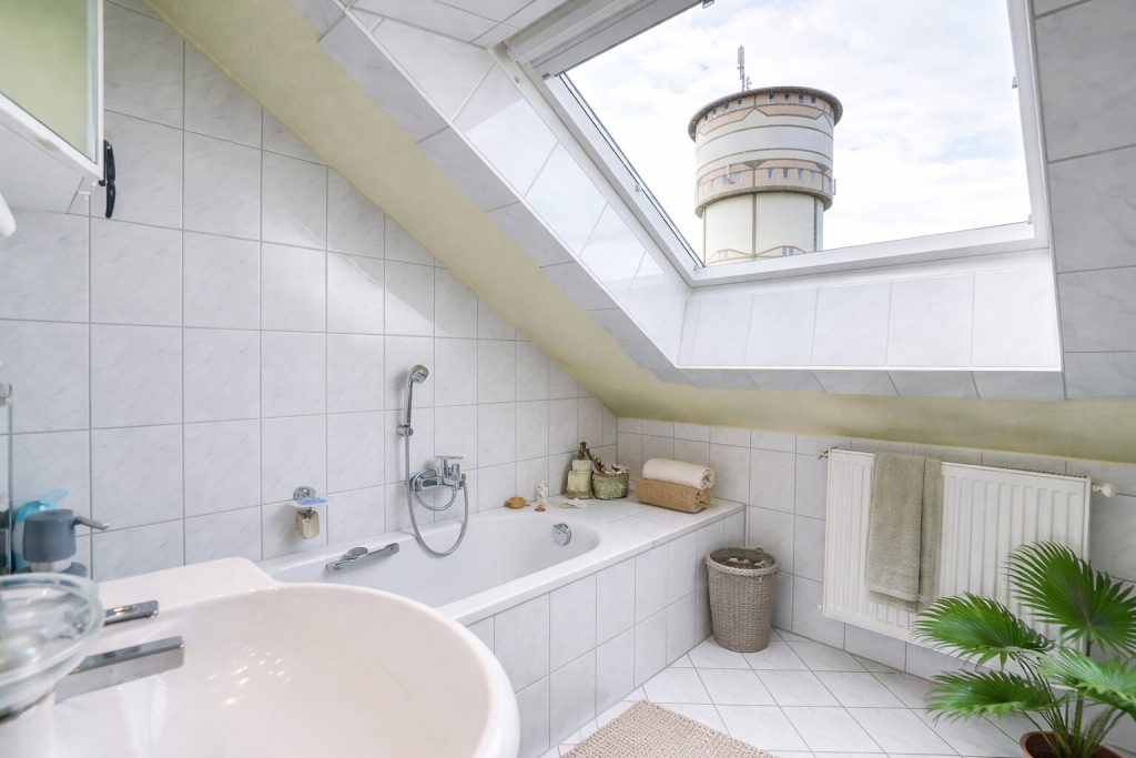 Modernes Badezimmer im Apartment mit Ausblick Wörth am Rhein