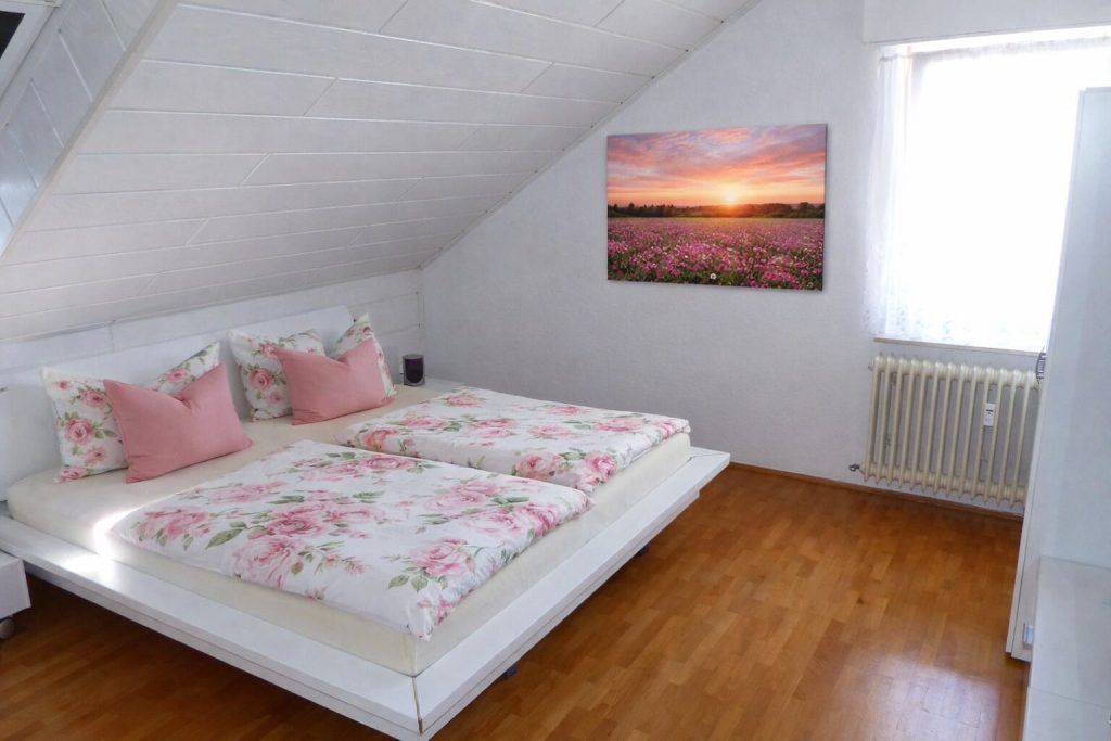 Schlafzimmer mit Kingsize-Bett im Apartment mit Ausblick Wörth am Rhein